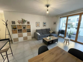 Appartement 2 Chambres avec Parking Privé à 2 min des Trams T2 et T4